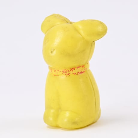 ソビエト　年代不明　赤い首輪の黄色い子犬　犬　プラスチック　人形　高さ8cm