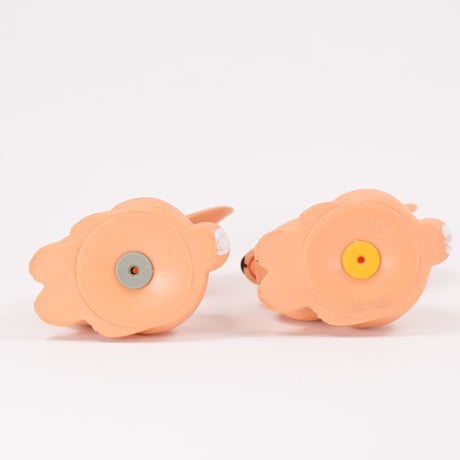 ソビエト　年代不明　うすだいだい色のうさぎ２　ソフビ　人形　高さ13.5cm