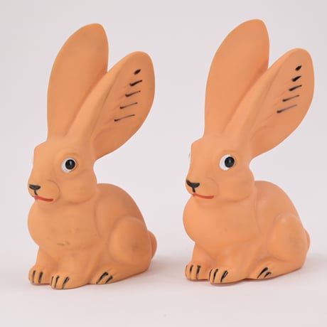 ソビエト　年代不明　うすだいだい色のうさぎ２　ソフビ　人形　高さ13.5cm