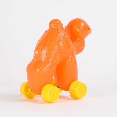 東ドイツ　SONNI　プラスチック　オレンジ色のラクダ　タイヤ付きおもちゃ