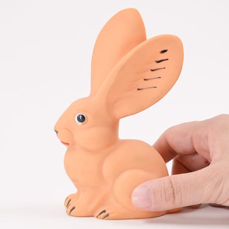 ソビエト　年代不明　うすだいだい色のうさぎ２　ソフビ　人形　高さ13.5cm