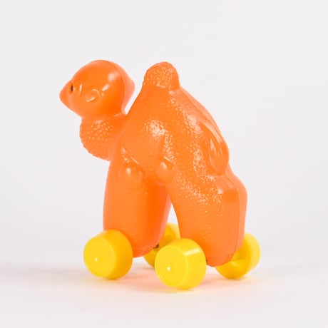 東ドイツ　SONNI　プラスチック　オレンジ色のラクダ　タイヤ付きおもちゃ