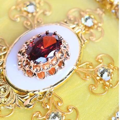 Royal Jewel Compact