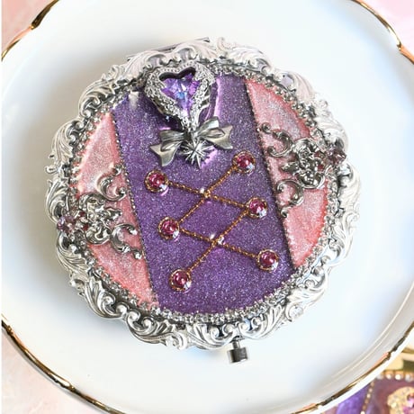 Royal Jewel Compact