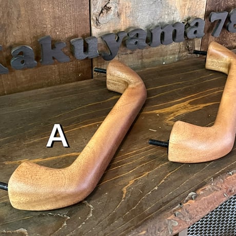 助手席前のアシストグリップ（マホガニー）