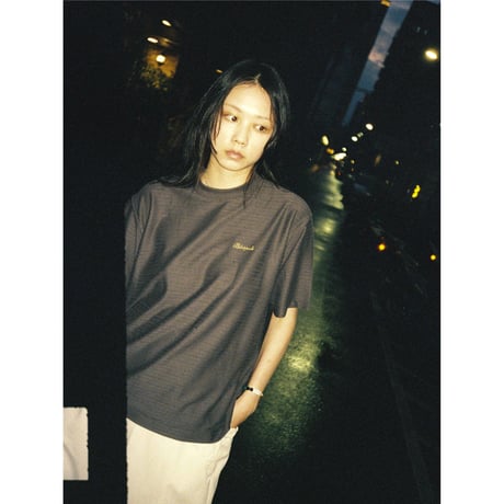 LIDAIRPEAKS EMBOSS T-SHIRT Chacoal