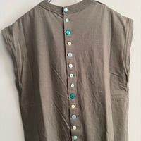 R＆D オールドマンズテーラー　DROP CANDY BUTTON ノースリーブ　Tカーキ