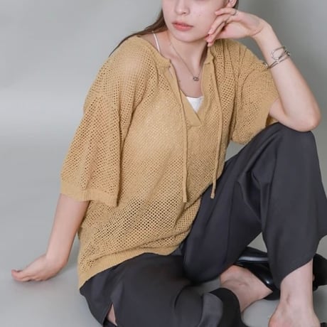 キーネック透かし編みメッシュニット
