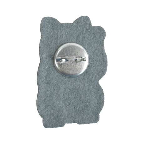 26-10098　モコモコブラシ刺繍のブローチ　猫招き