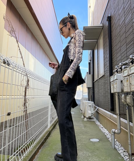 パイソン柄トップス