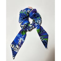 SCRUNCHIE w/TAIL CHIKA テイル付き シュシュ チカ柄 青色 ワンサイズ 3003-F26-CHIKA