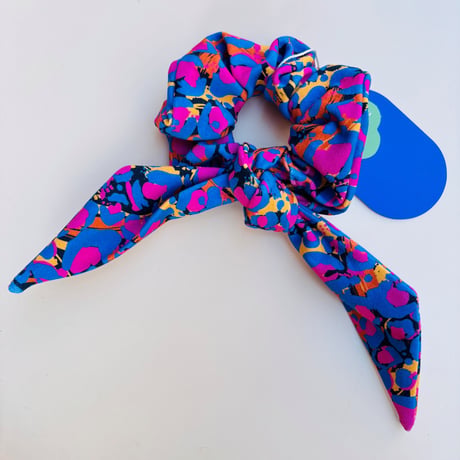 SCRUNCHIE w/TAIL COSMO テイル付き シュシュ コスモ柄 青色 ワンサイズ 3003-S26-COSMO