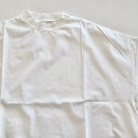 universal tissu モックネックTシャツ