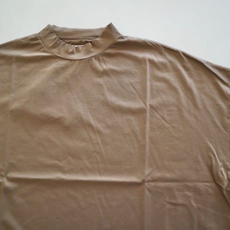 universal tissu モックネックTシャツ