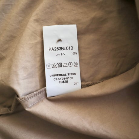 PARIS DE AOUNE ナチュラルタイプライター　バンドカラーシャーリングスリーブブラウス