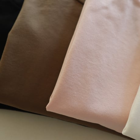 universal tissu モックネックTシャツ