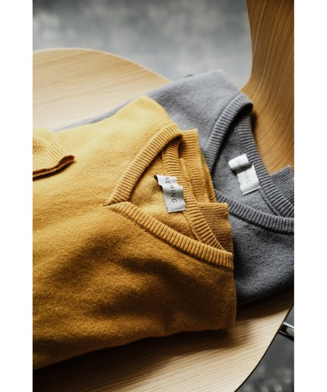 ENCOMING KNITTED V NECK JUMPER