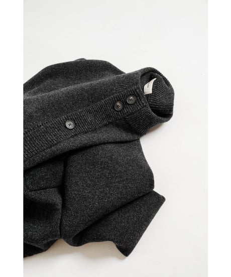 The CLASIK CREW NECK CARDIGAN