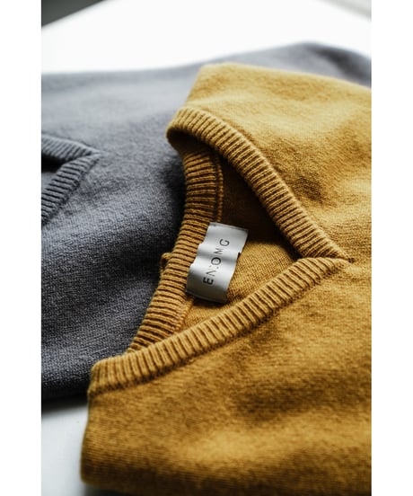 ENCOMING KNITTED V NECK JUMPER
