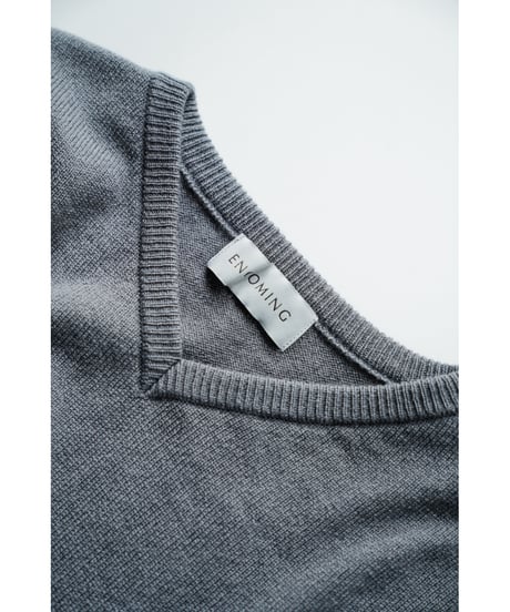 ENCOMING KNITTED V NECK JUMPER