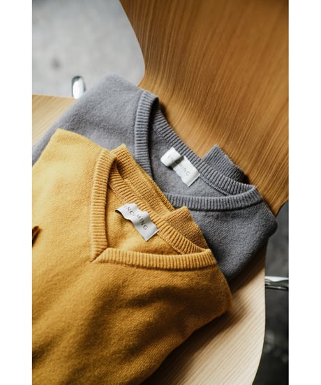 ENCOMING KNITTED V NECK JUMPER