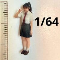 1/64 フィギュア　女子高生　ピース　ミニチュア　ミニカーに　トミカに　完成品　ジオラマ　リアルフィギュア　ミニチュアイメージ