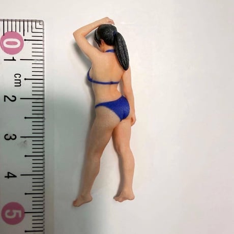 1/35 フィギュア　水着　青　完成品　ミニカーに　1/64より大 ミニチュアイメージ　リアルフィギュア