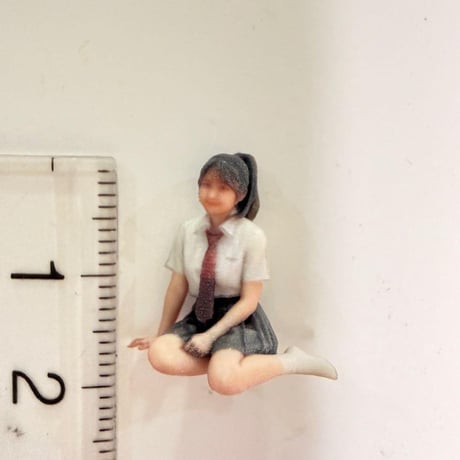 1/43 フィギュア　女の子　女子高生　お姉さん座り　ミニチュア　1/64より大