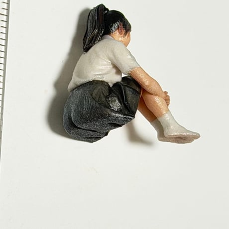 1/32 フィギュア　3996 完成品　女子高生　体育座り　ミニカー　ジオラマに