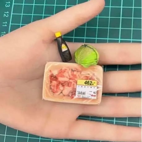ミニチュア　豚肉　キャベツ　ソース　３Dフィギュア　ドールハウスに　ミニチュアイメージ
