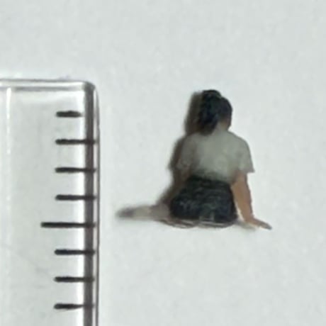 Nゲージ　　フィギュア　女子高生　お姉さん座り　鉄道模型　ジオラマ　ミニチュア　完成品