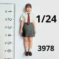 1/24 3978 フィギュア　女子高生　完成品　ミニカーに　1/64より大