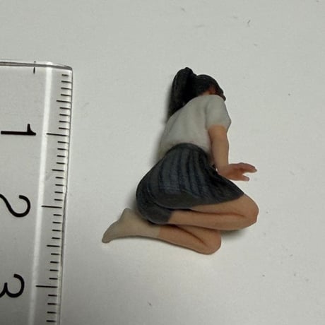 1/32 フィギュア　女子高生　お姉さん座り　ミニチュア　リアルフィギュア　３Dフィギュア　ミニチュアイメージ　完成品