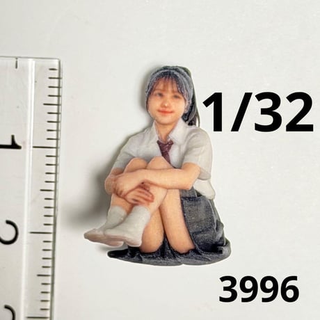 1/32 フィギュア　3996 完成品　女子高生　体育座り　ミニカー　ジオラマに