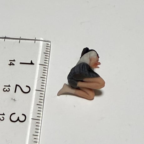 1/43 フィギュア　女の子　女子高生　お姉さん座り　ミニチュア　1/64より大