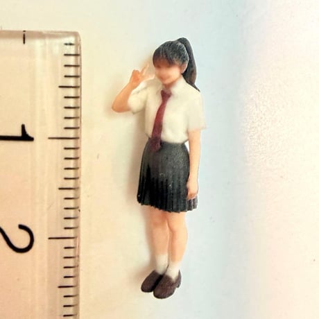 1/64 フィギュア　女子高生　ピース　ミニチュア　ミニカーに　トミカに　完成品　ジオラマ　リアルフィギュア　ミニチュアイメージ