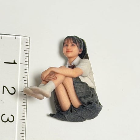 1/24 3996 フィギュア　女子高生　体育座り　ミニチュア　ミニカーに