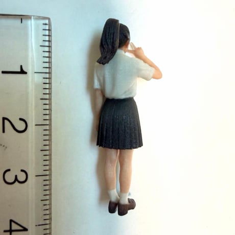 1/43 フィギュア　女子高生　完成品　ミニチュア　ミニカーに　リアルフィギュア　ミニチュアイメージ