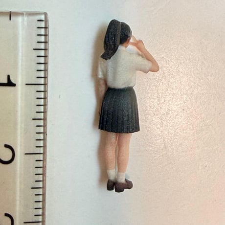 1/64 フィギュア　女子高生　ピース　ミニチュア　ミニカーに　トミカに　完成品　ジオラマ　リアルフィギュア　ミニチュアイメージ