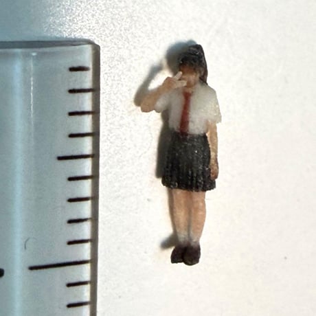 Nゲージ　フィギュア　女子高生　ピース　鉄道模型　ジオラマ　ミニチュアイメージ　リアルフィギュア　　完成品