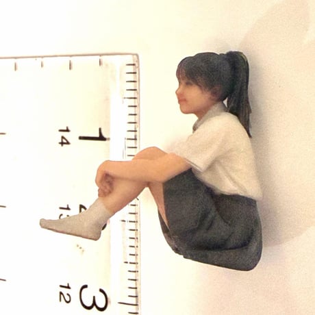 1/32 フィギュア　3996 完成品　女子高生　体育座り　ミニカー　ジオラマに
