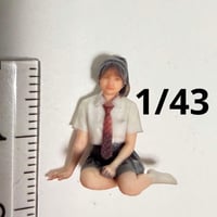 1/43 フィギュア　女の子　女子高生　お姉さん座り　ミニチュア　1/64より大