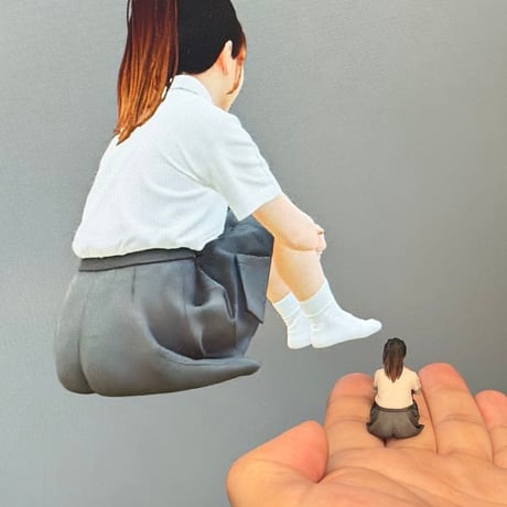 1/24 フィギュア　女子高生　体育座り　完成品　ミニチュア　ミニチュアイメージ　リアルフィギュア　３Dフィギュア