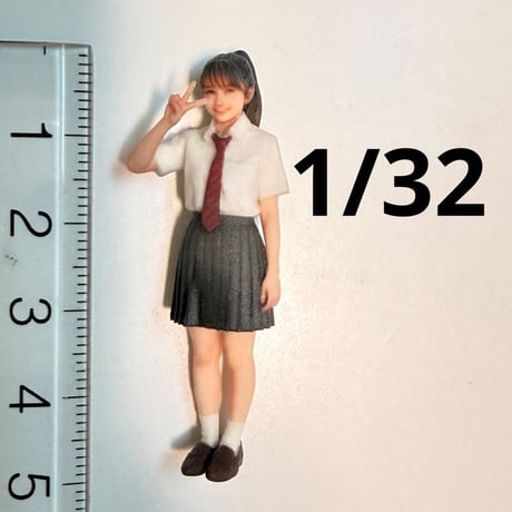 1/32 フィギュア　女子高校生　完成品　ミニチュア　1/64より大　ミニカーに