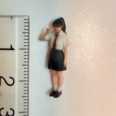 1/64 フィギュア　女子高生　ピース　ミニチュア　ミニカーに　トミカに　完成品　ジオラマ　リアルフィギュア　ミニチュアイメージ