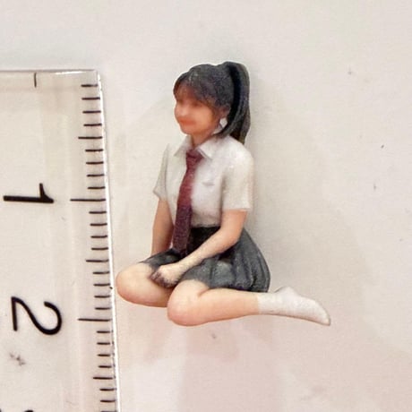 1/43 フィギュア　女の子　女子高生　お姉さん座り　ミニチュア　1/64より大