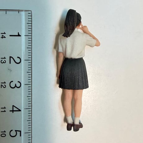 1/32 フィギュア　女子高校生　完成品　ミニチュア　1/64より大　ミニカーに