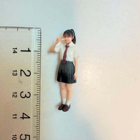 1/43 フィギュア　女子高生　完成品　ミニチュア　ミニカーに　リアルフィギュア　ミニチュアイメージ