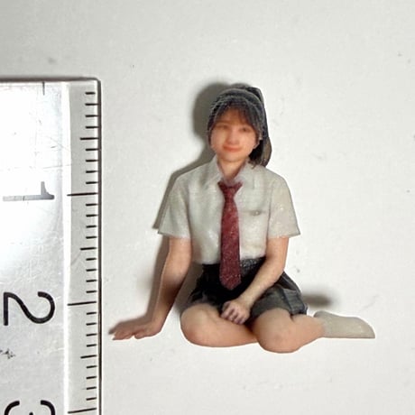 1/32 フィギュア　女子高生　お姉さん座り　ミニチュア　リアルフィギュア　３Dフィギュア　ミニチュアイメージ　完成品