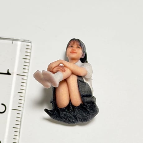 1/32 フィギュア　3996 完成品　女子高生　体育座り　ミニカー　ジオラマに